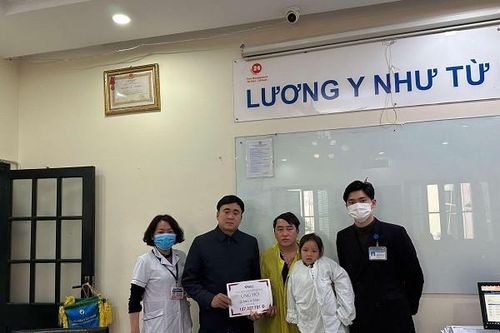 Trao hơn 46 triệu đồng đến chị Hoàng Thị Lòng bị chấn thương sọ não