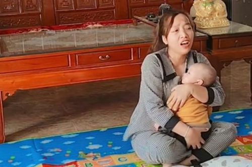 Mẹ 'bỉm sữa' Hưng Yên vừa chăm con vừa hát hay như ca sĩ, sự thật gây bất ngờ