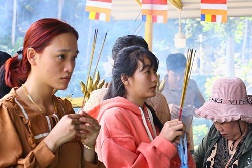 Hàng chục nghìn người dâng hương ngôi chùa trên ngọn núi cao nhất Đồng Nai