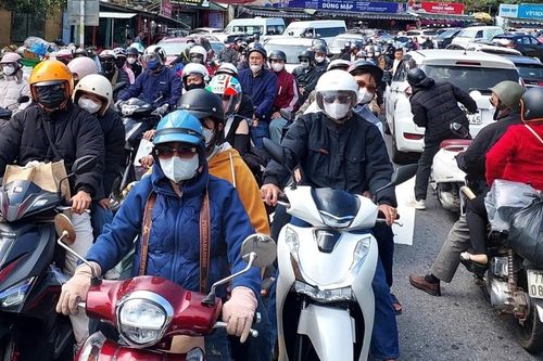 Người dân ùn ùn quay lại phố sau Tết, đỉnh đèo Hải Vân kẹt cứng xe