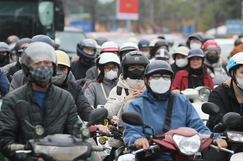 Người dân lỉnh kỉnh đồ đạc trở lại Hà Nội sau kỳ nghỉ Tết Nguyên đán