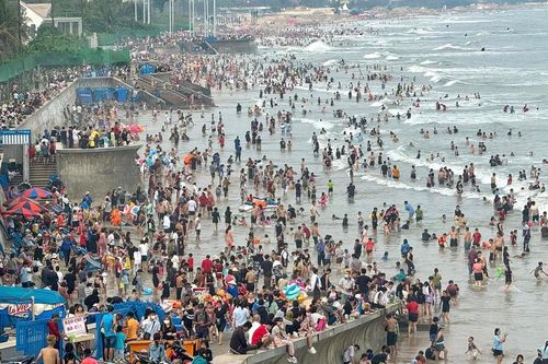 Biển Vũng Tàu đông đúc dịp tết Ất Tỵ, ngày cuối khách đổ về càng nhiều
