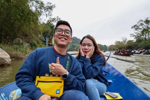 Chùa Hương mùng 5 Tết vắng vẻ bất ngờ, du khách không phải chen lấn