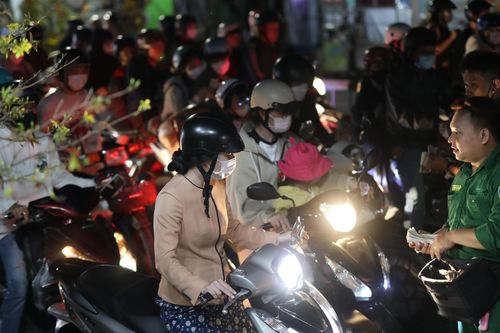 Hàng nghìn người dân 'chôn chân' gần 7 tiếng vẫn chưa qua được phà Cát Lái