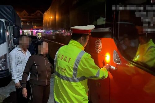 Phạt 102 triệu đồng với tài xế và chủ ô tô 'nhồi nhét' hành khách trên cao tốc