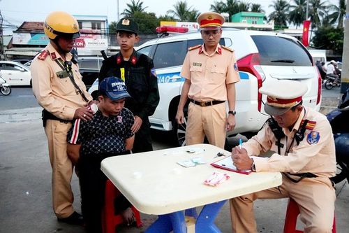 Gặp Cảnh sát giao thông, đối tượng tàng trữ ma túy tự vứt xe bỏ chạy