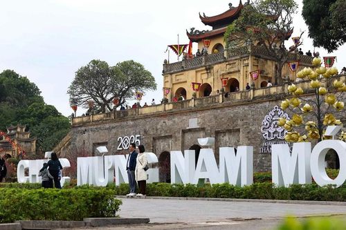 Hàng chục ngàn khách tham quan kéo về Hoàng thành Thăng Long trong dịp Tết