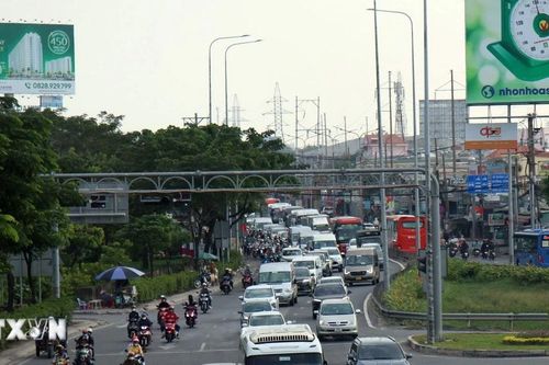 Cửa ngõ Thành phố Hồ Chí Minh đông xe nhưng không ùn tắc kéo dài