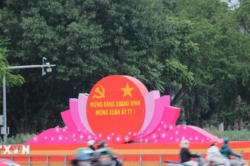 Thủ đô Hà Nội rực rỡ cờ hoa chào mừng 95 năm Ngày Thành lập Đảng