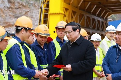 Thủ tướng động viên các đơn vị trên công trường cao tốc tại Cao Bằng, Lạng Sơn