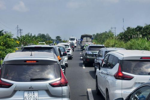 Ô tô xếp hàng dài 'chôn chân' trên Quốc lộ N2B ngày Mùng 5 Tết