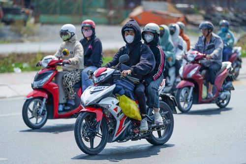 Người dân lỉnh kỉnh đồ đạc trở lại TP Hồ Chí Minh trong ngày mùng 5 Tết