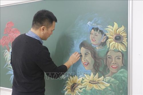 Người thầy với niềm đam mê vẽ tranh bằng phấn màu trên bảng