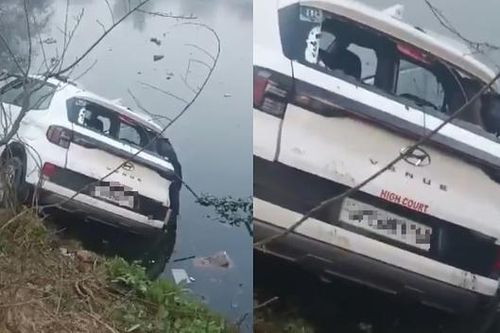 Xe ô tô mất lái lao xuống ao, 2 người tử vong