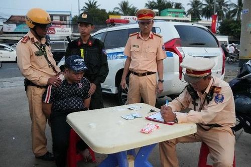 Đang dừng đèn đỏ, nam thanh niên vứt xe bỏ chạy khi thấy CSGT