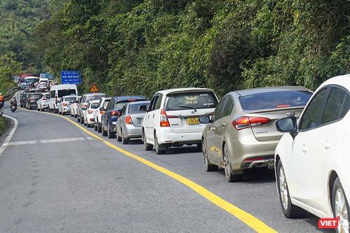 Người dân 'rồng rắn' vượt đèo Hải Vân sau đợt nghỉ Tết