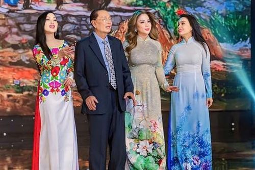 Chị em Cẩm Ly kể chuyện tình của ba mẹ trên sân khấu