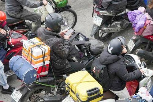 Người dân lỉnh kỉnh đồ đạc trở lại Hà Nội sau kỳ nghỉ Tết Ất Tỵ, gặp khó khi đặt xe ôm, taxi