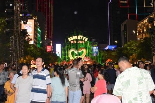 Đường hoa Nguyễn Huệ đón gần 1,2 triệu lượt khách du xuân