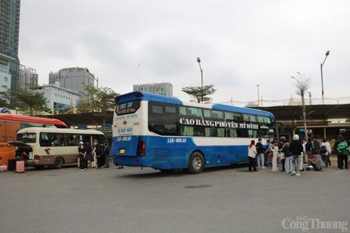 Người về Hà Nội đông, bến xe Mỹ Đình vẫn vắng khách