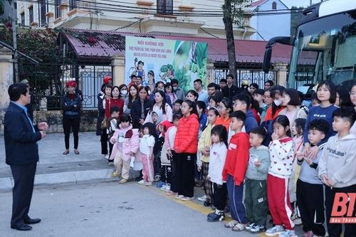 Nhiều công nhân quê Thanh Hóa trở lại Thủ đô trên chuyến xe 0 đồng