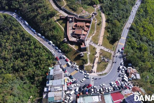 Hải Vân Quan rộn ràng đón khách đầu năm mới