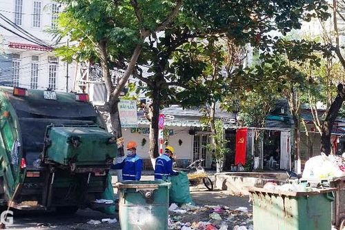 Ra quân tổng dọn vệ sinh đường phố, thu gom rác sau Tết