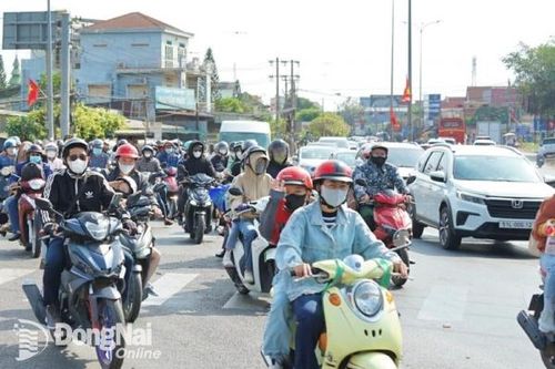 Người dân trở lại thành phố, giao thông ùn tắc cục bộ vào chiều mùng 5 Tết