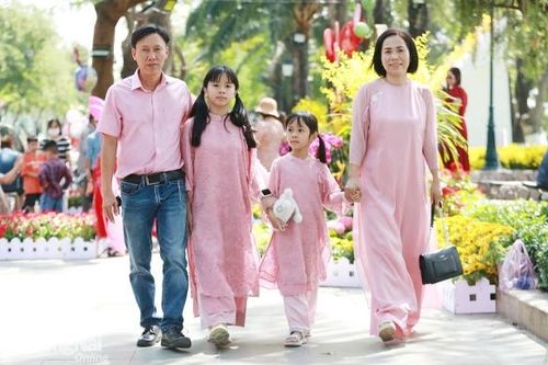Người dân vui Xuân, đón Tết Ất Tỵ 2025 vui tươi, phấn khởi