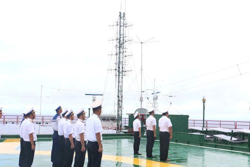 Thiêng liêng lễ chào cờ đầu xuân trên 'pháo đài thép' giữa biển khơi