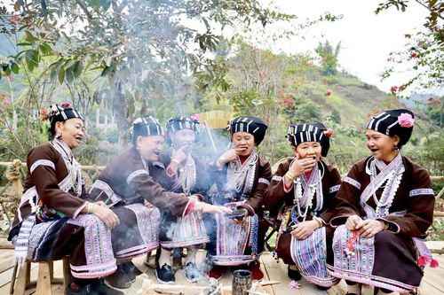 Nhuộm răng đen - Nét đẹp văn hóa dân tộc Lự