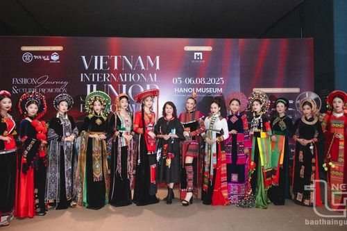 Nhà thiết kế Hàn Phượng tỏa sáng cùng bộ sưu tập áo dài 'Sắc Núi'
