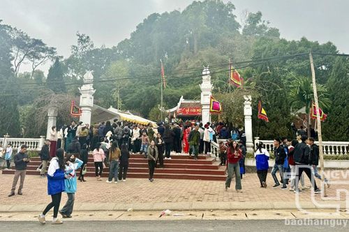 Rộn ràng trẩy hội đầu Xuân