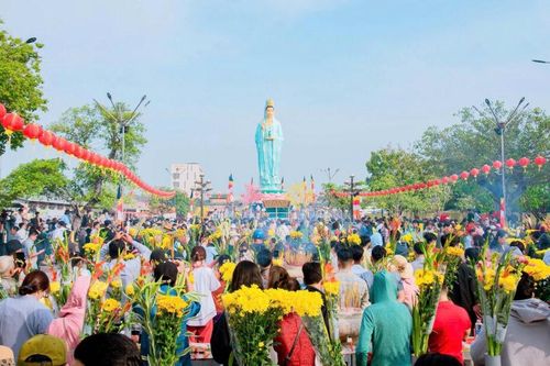 Phật tử, người dân Tây Nam Bộ du xuân, viếng Quán Âm Phật Đài Bạc Liêu