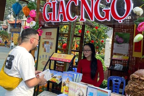 Khách du xuân tham quan gian hàng Báo Giác Ngộ tại Phố ông đồ ở Việt Nam Quốc Tự