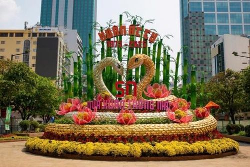 Thành phố Hồ Chí Minh: Giữ lại 2 cụm linh vật rắn ở đường hoa Nguyễn Huệ đến cuối tháng 2