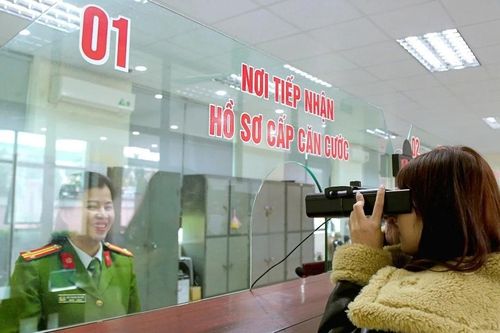 Công an Nghệ An xuyên Tết làm thủ tục cho người dân