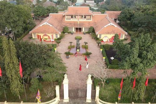 Hàng nghìn du khách đến Khu di tích Đại thi hào Nguyễn Du ngày đầu xuân