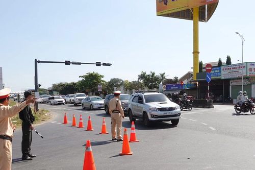 Bình Thuận: CSGT huy động tối đa lực lượng phân luồng, điều tiết giao thông
