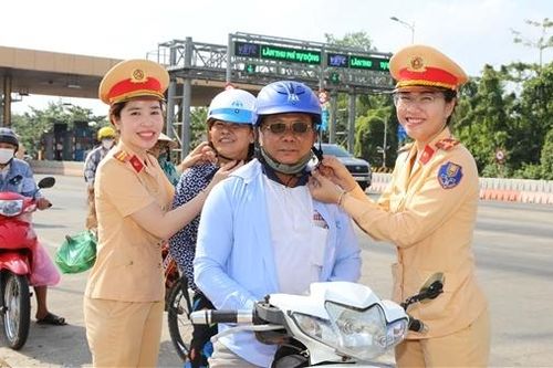 Ấm lòng người dân khi trở lại làm việc sau Tết