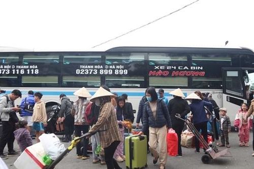 Sau 9 ngày nghỉ Tết, người dân ùn ùn trở lại Hà Nội