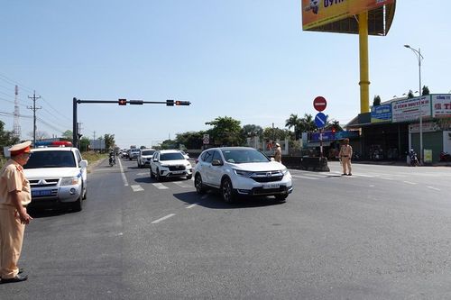 CSGT Bình Thuận đội nắng điều tiết giao thông