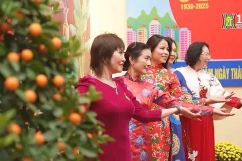 Ngõ phố rực rỡ cờ hoa độc đáo tại Hà Nội