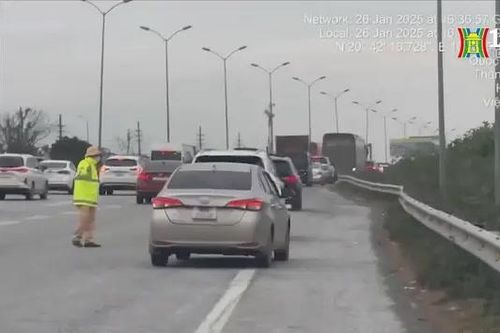 CSGT ứng trực 24/24, gỡ ùn tắc trên cao tốc Pháp Vân