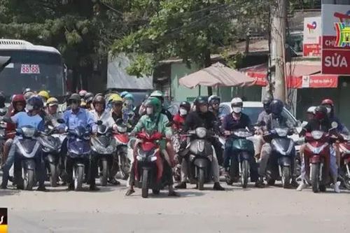 Dòng người đông đúc trở lại TP.HCM sau kỳ nghỉ Tết