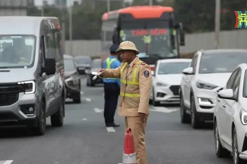 CSGT ứng trực xuyên đêm đón người dân trở lại Thủ đô