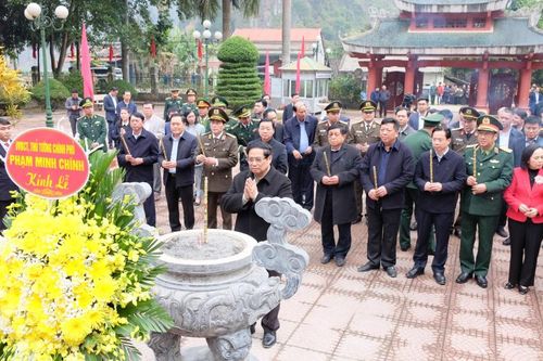 Thủ tướng Phạm Minh Chính dâng hương Nhà tưởng niệm Chủ tịch Hồ Chí Minh tại Khu di tích Quốc gia đặc biệt địa điểm Chiến thắng Biên giới năm 1950