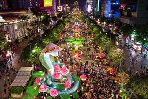 Đường hoa Nguyễn Huệ Tết Ất Tỵ đón gần 1,2 triệu lượt khách đến tham quan