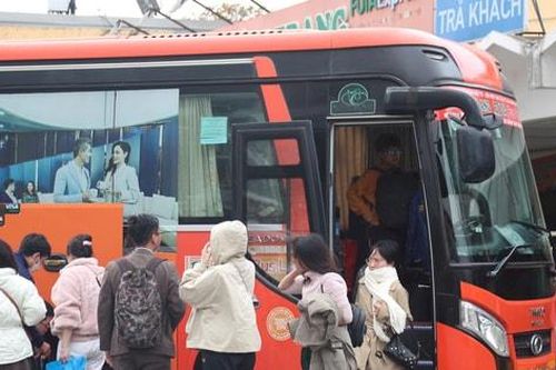 Người dân lỉnh kỉnh đồ đạc, ùn ùn trở về Hà Nội sau kỳ nghỉ Tết Nguyên đán