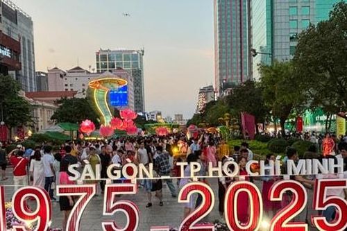 Đường hoa Nguyễn Huệ thu hút hơn 1,2 triệu lượt khách tham quan